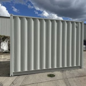 12ft opslagcontainer met vorkzakken en oproldeur