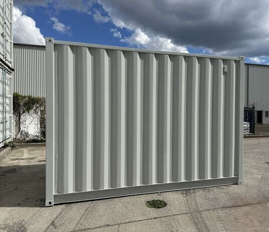 12ft opslagcontainer met vorkzakken en oproldeur